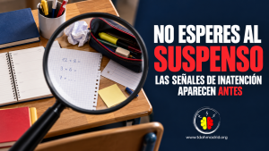 Lupa sobre un pupitre con tareas incompletas que representa las señales de inatención relacionadas con el TDAH antes del suspenso.
